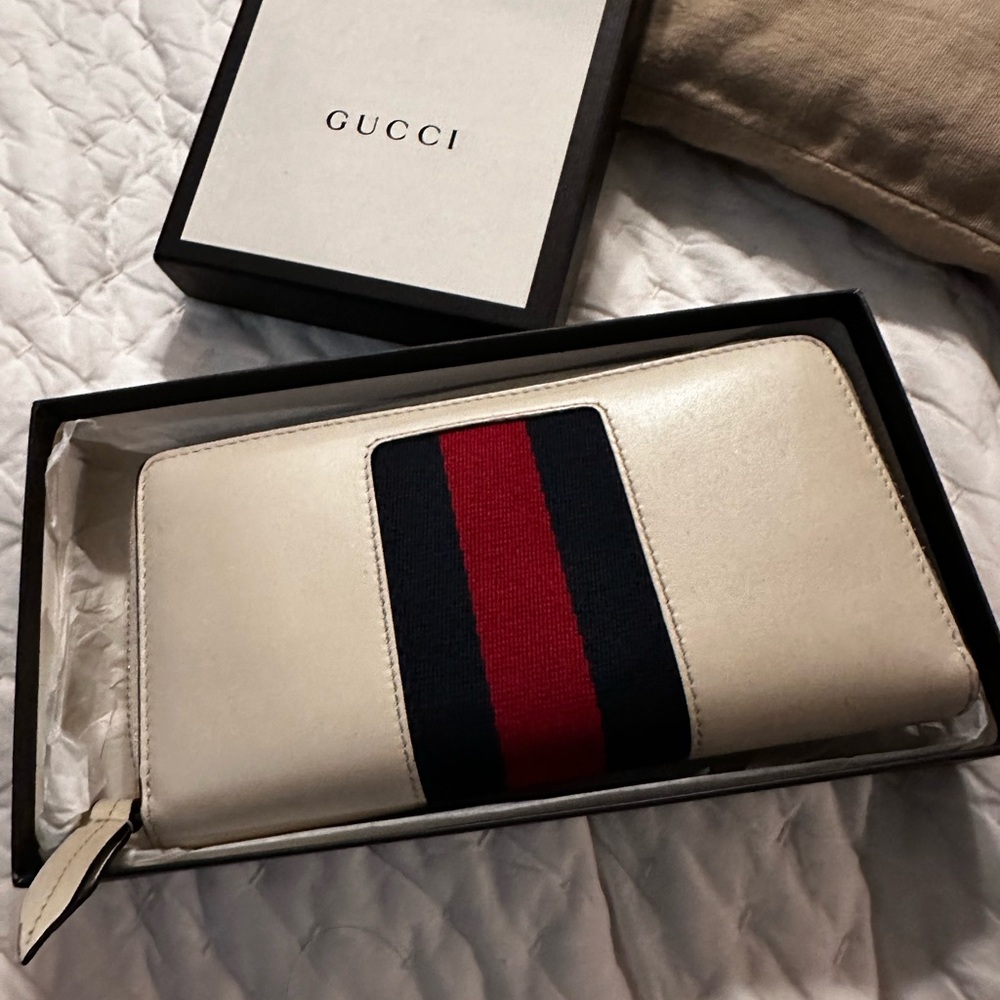 Authentic GUCCI Sylvie cream leather and stripe gold buckle wallet - Picture 3 of 16